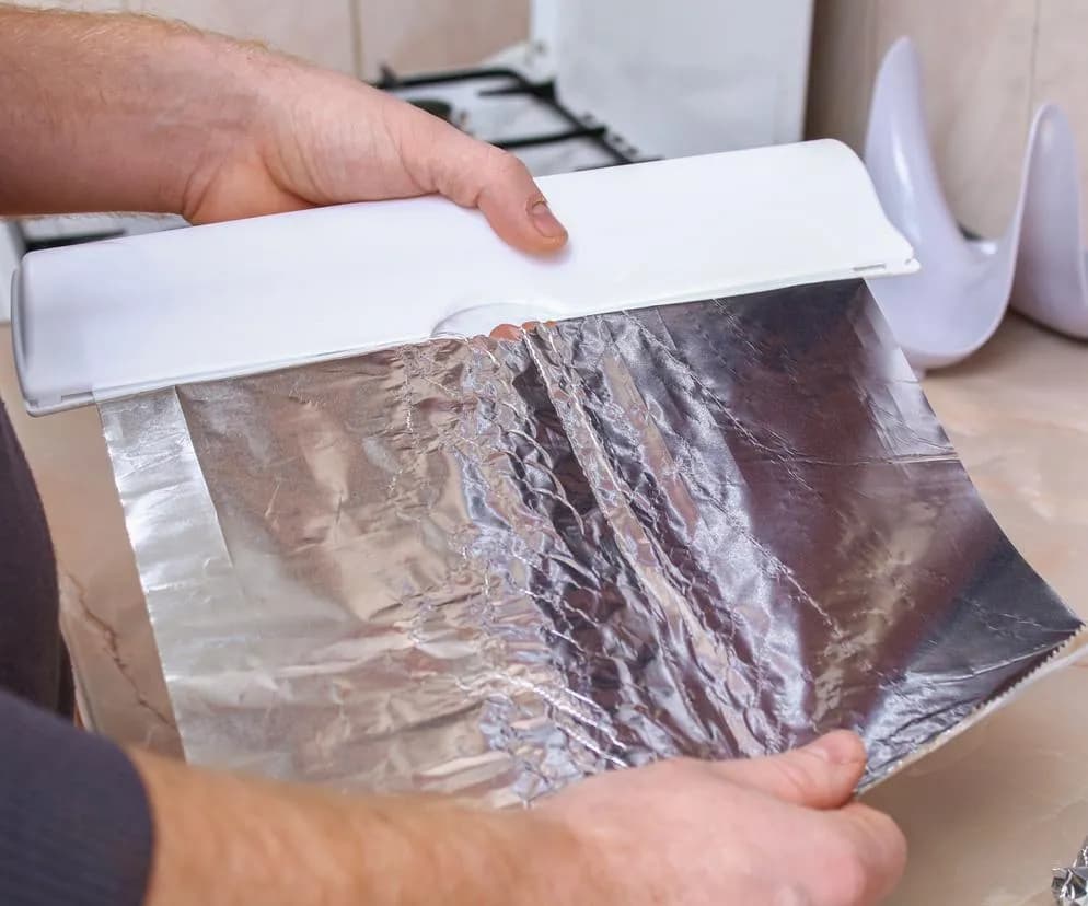 Którą stroną folii aluminiowej do piekarnika: matowa czy błyszcząca? Którą stroną folii aluminiowej do piekarnika: matowa czy błyszcząca?