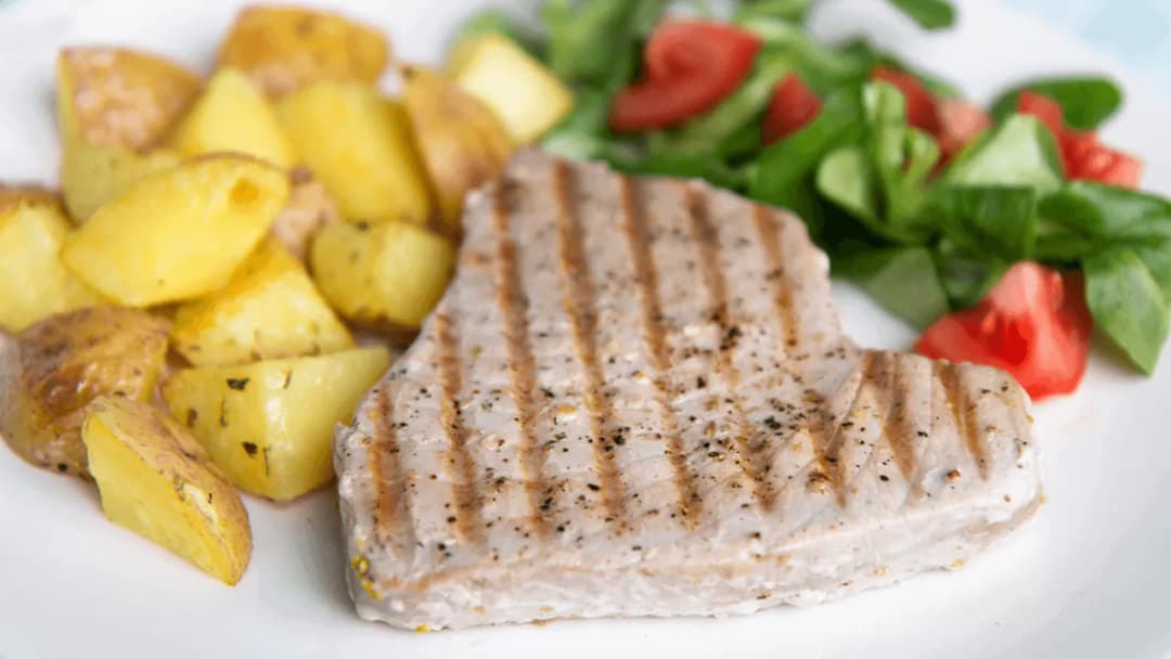 Stek z tuńczyka z grilla: Perfekcyjny przepis, który zachwyci każdego grilla