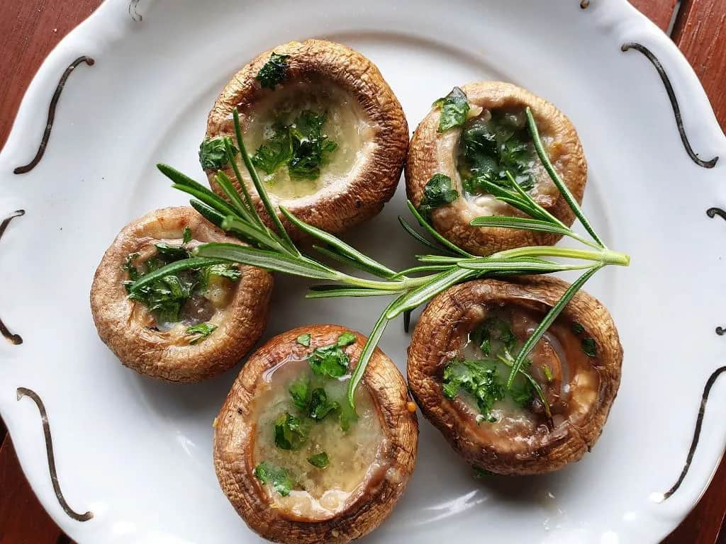 Pyszne pieczarki z grilla z masłem czosnkowym. Prosty przepis krok po kroku