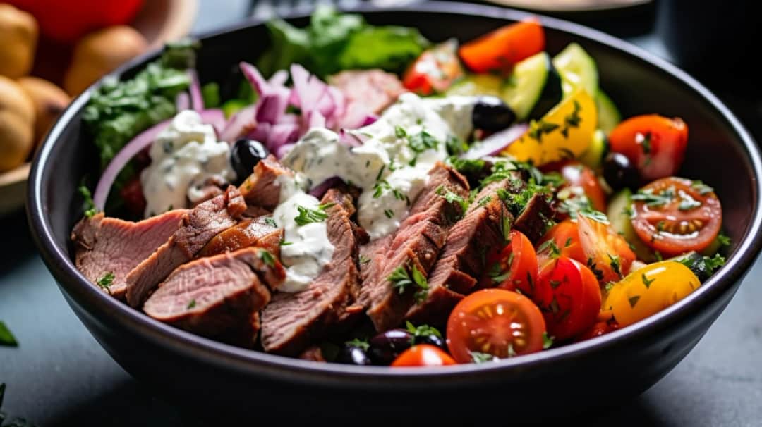 Sałatka z gyrosem - przepyszna i orzeźwiająca