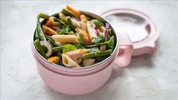 Prosta sałatka na grilla: 5 szybkich przepisów na każdą okazję