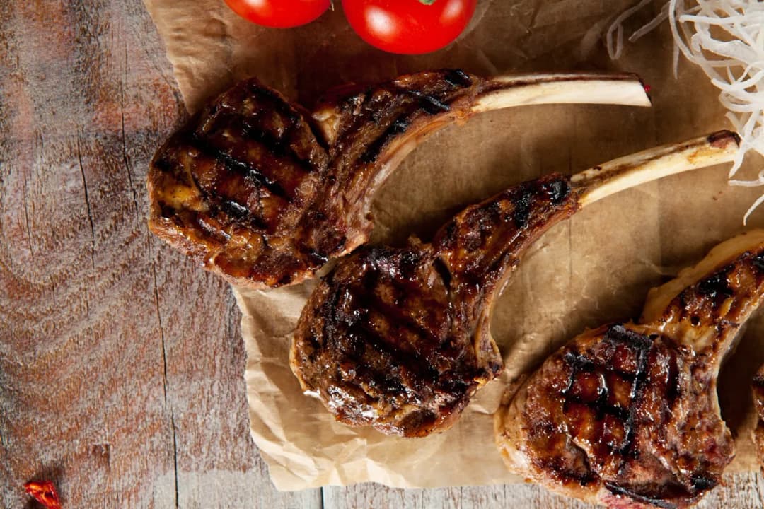 Pyszne kotleciki jagnięce z grilla: sekrety idealnego wypieku mięsa