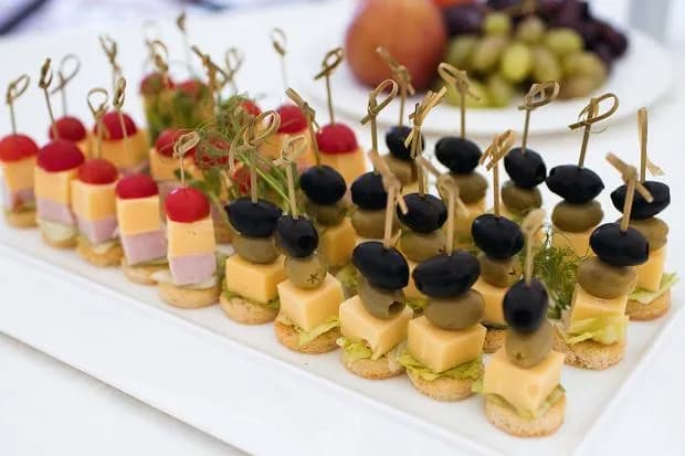 Koreczki przepis: szybkie i tanie przekąski na imprezę