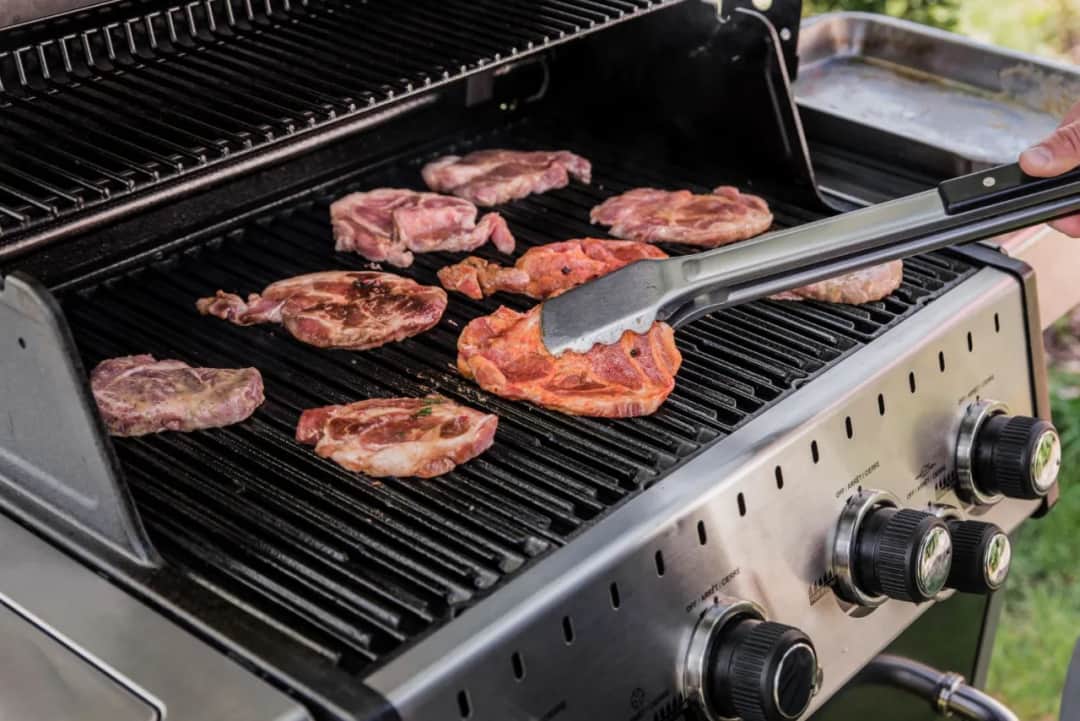 Idealna karkówka z grilla gazowego: Unikaj suchego mięsa w prosty sposób