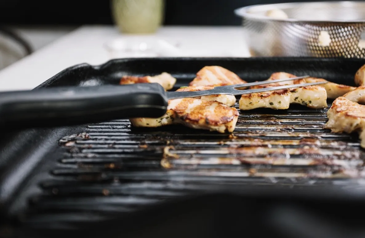 Tłuszcz, przypalone resztki i... spokój – jak wyczyścić grill elektryczny?