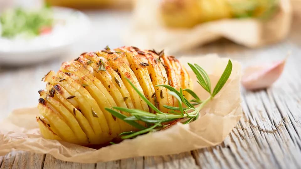 Jak pysznie usmażyć ziemniaki z grilla? Proste triki, które zachwycą każdego
