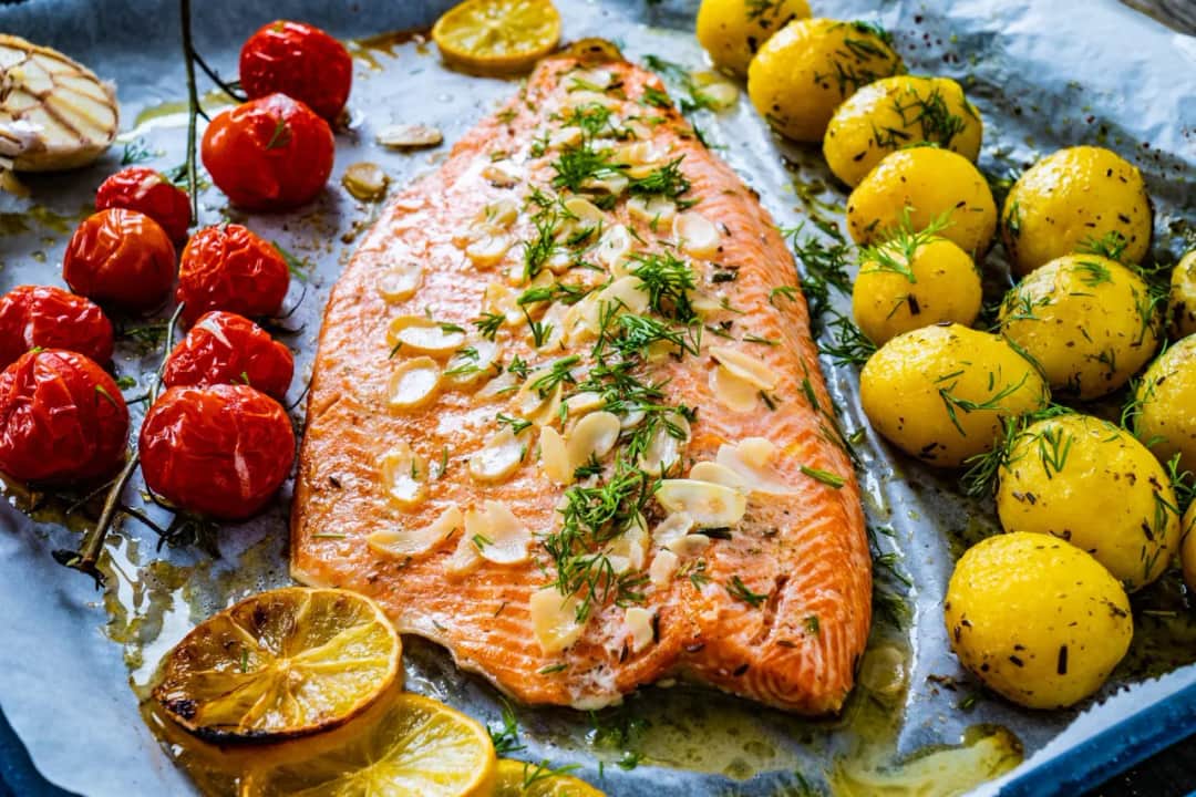 Jak upiec łososia w piekarniku: prosty przepis na idealnie soczyste danie