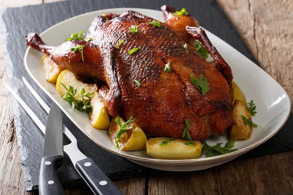 Poznaj najlepszy sposób jak upiec kaczkę w piekarniku na chrupiąco w 4 krokach