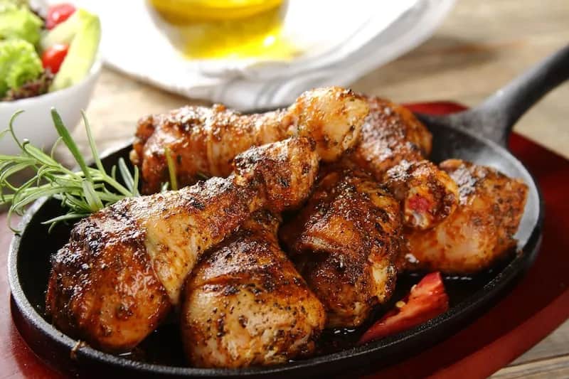 Chrupiące pałki z kurczaka w piekarniku: sposób na idealną skórkę