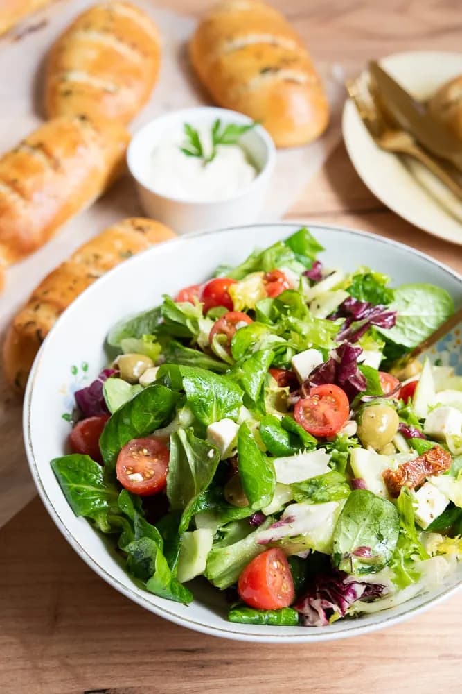 Sałatki na grilla pycha: 5 prostych przepisów na letnie uczty