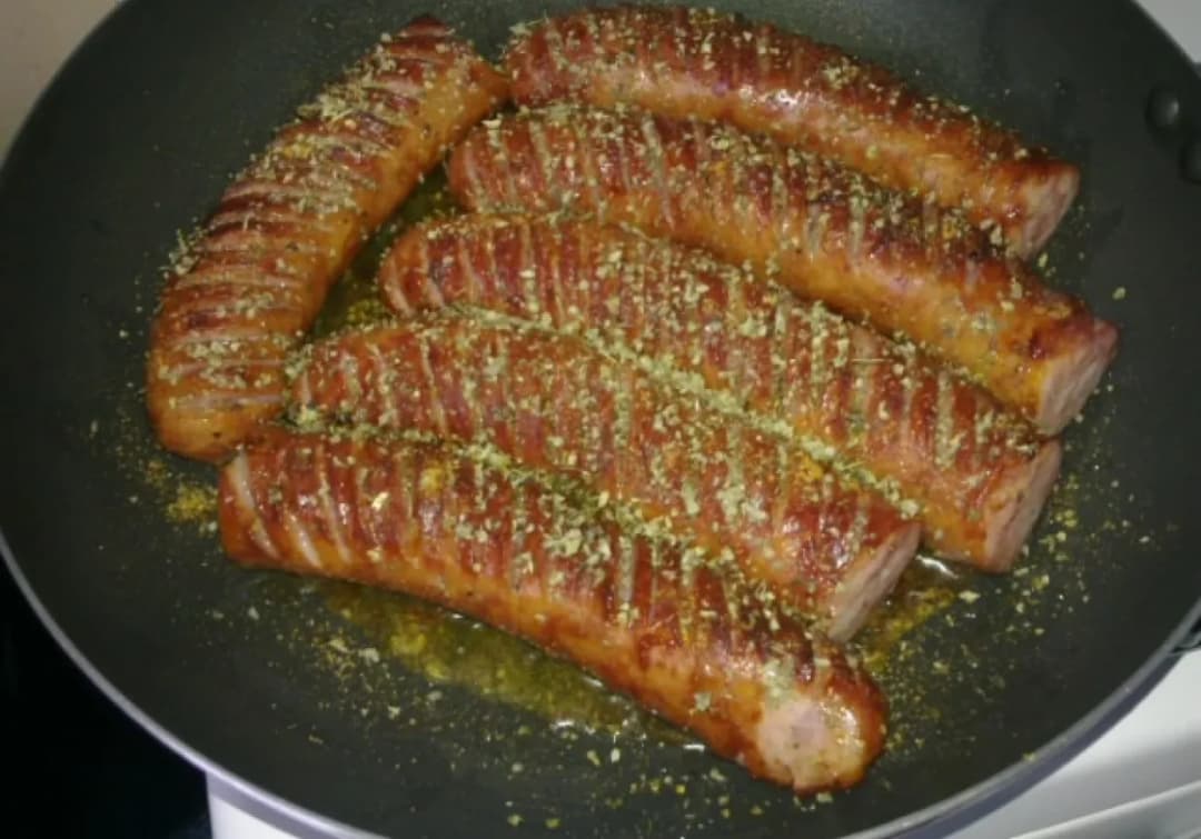 Idealna kiełbasa z patelni jak z grilla. Proste triki na chrupiący i soczysty smak